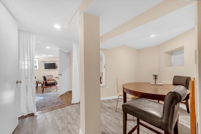 Building Photo - 2212 W Iowa St