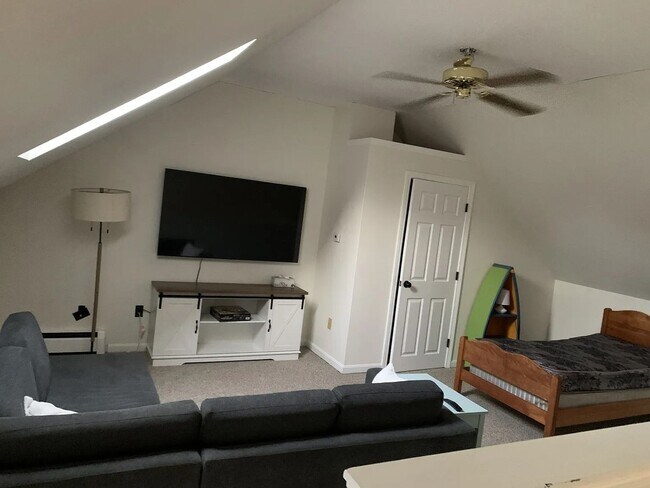 Building Photo - Spacious 2BR/1.5BA w/ Loft Available Decem...