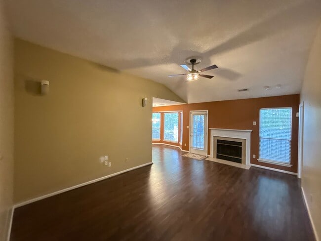 Building Photo - 3-Bedroom Home close to University!
