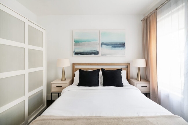 Building Photo - 359 W 39th St