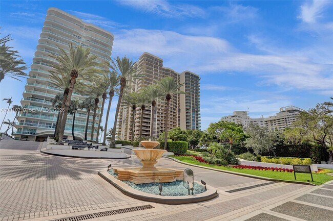 Building Photo - 10101 Collins Ave