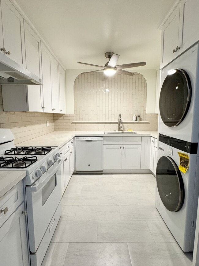 Building Photo - Charming 3-Bedroom Front Home in Lakewood