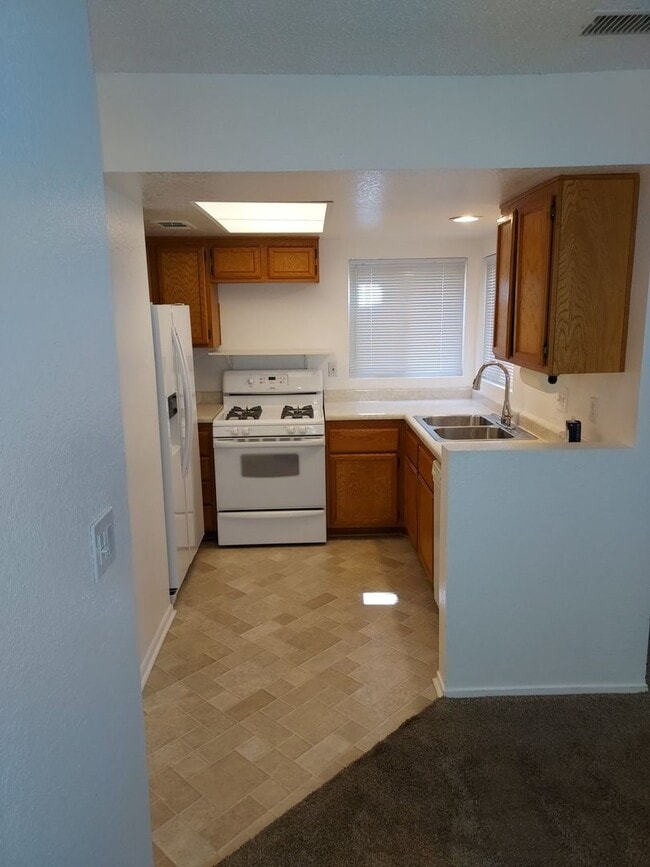 Building Photo - SINGLE STORY TOWN HOME 3 BEDROOM 2 BATH WI...