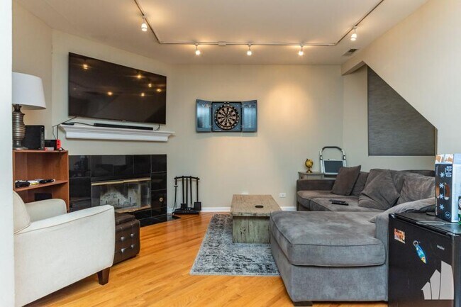 Primary Photo - 2 bedroom in Chicago IL 60657