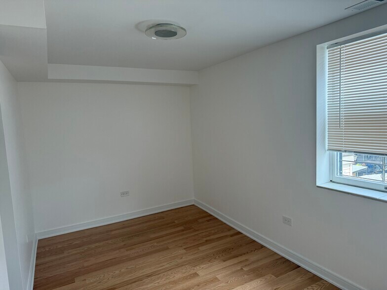 2 bedroom with side nook - 1628 W Cermak Rd