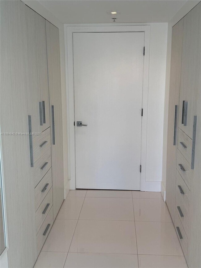 Building Photo - 1155 Brickell Bay Dr