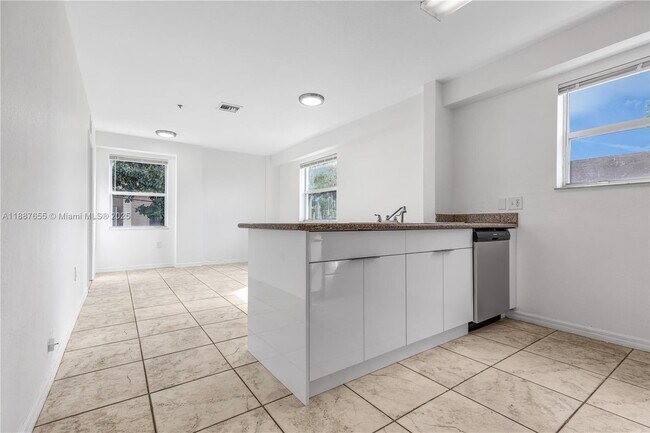 Building Photo - 520 SW 5th St