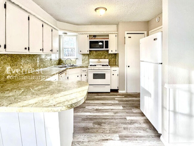 Building Photo - 1756 S Pine Ave