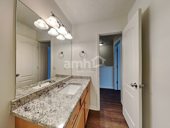 Building Photo - 2049 Aberdeen Cir