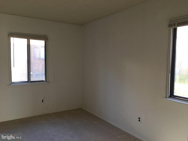 Building Photo - 842A Putnam Blvd