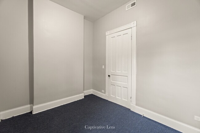 Building Photo - 3316 S Calumet Ave
