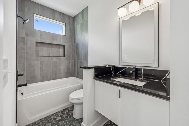 Building Photo - "Spacious 4-Bed, 4-Bath Gem in Nashville -...