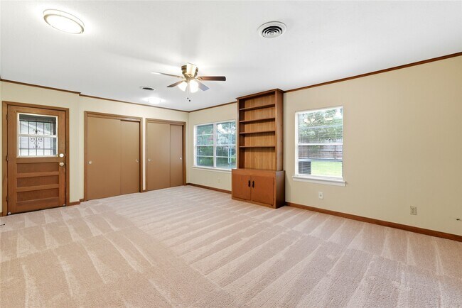 Building Photo - 8406 Highcrest Dr