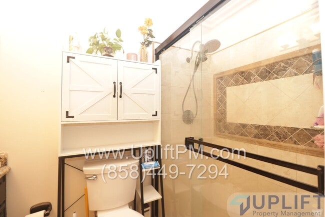 Building Photo - 4 Bed 2 Bath Home With Fenced Backyard