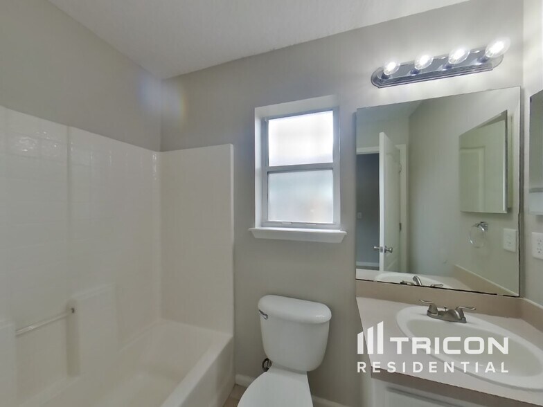 Building Photo - 2492 Bentwater Dr W