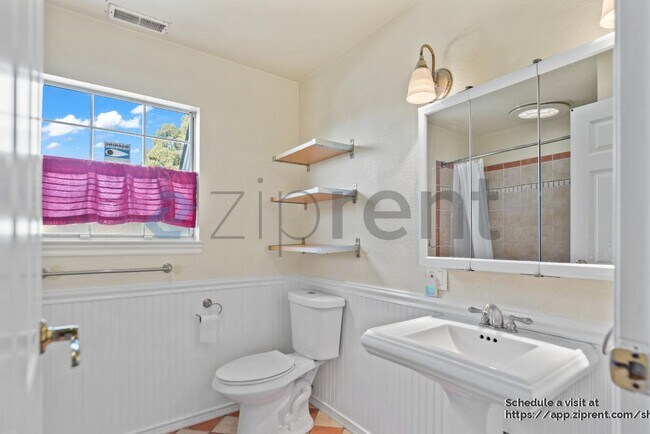 Building Photo - 920 Belmont Way