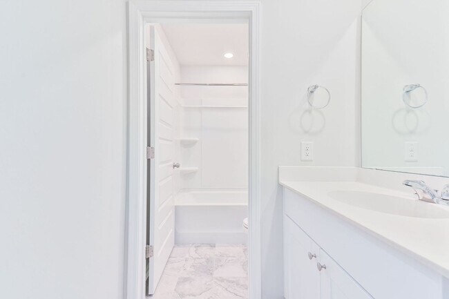 Building Photo - Bright & Spacious Living in Charleston’s Grand Bees!