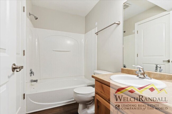 Building Photo - Stylish 3-Bed, 2-Bath Condo in the Heart o...
