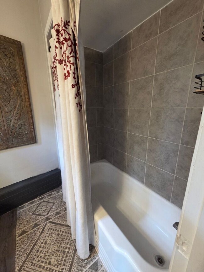 Building Photo - $1,800 - 3 Bedroom 2 Bathroom Gorgeous and Unique Furnished House in Webster