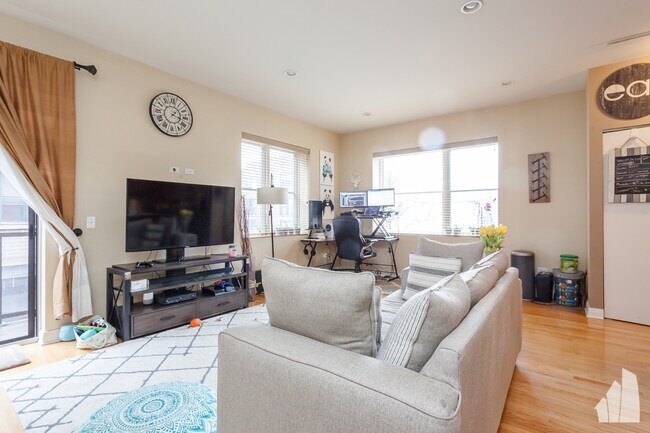 Building Photo - 648 W 16th St