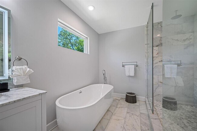 Building Photo - 902 W Plymouth St