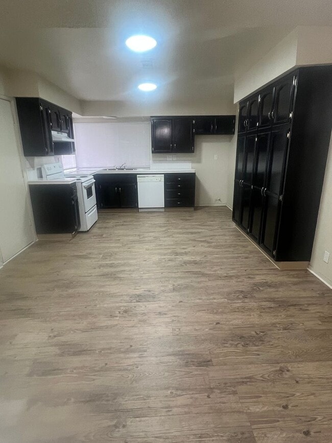 Building Photo - 1040 E Donna Dr