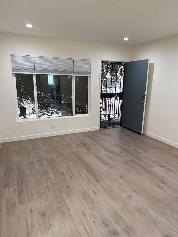 Building Photo - 2140 Beachwood Dr
