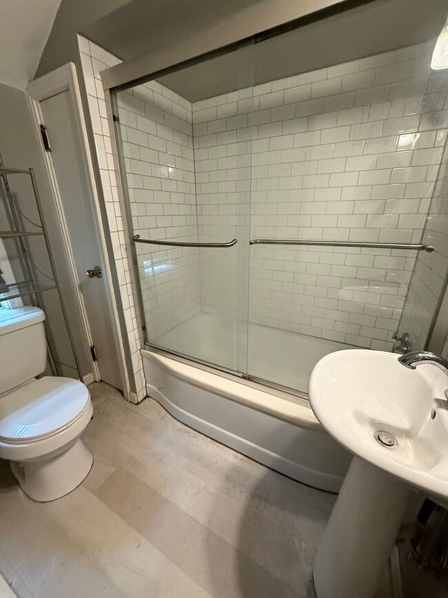 Building Photo - Brentwood-3 Bedroom Home available NOW!