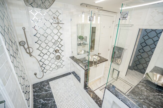 Building Photo - 5711 Sugar Hill Dr