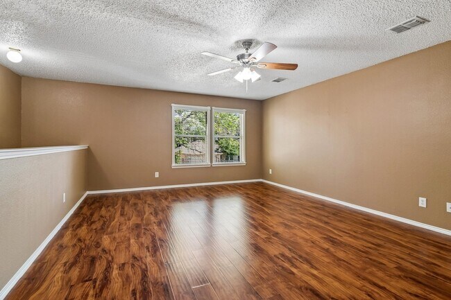 Building Photo - 2232 Chestnut Dr