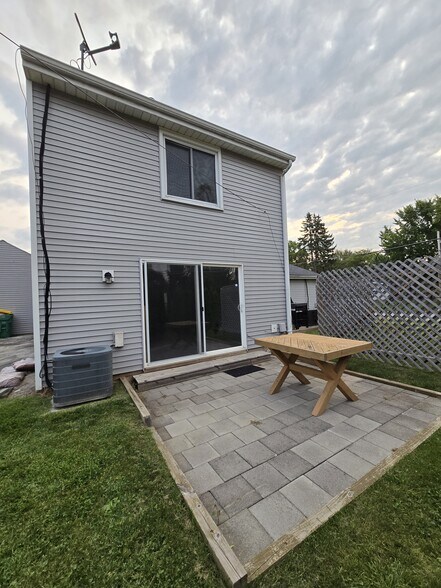 Building Photo - 2370 Manitowoc Rd