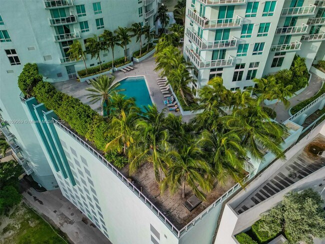Building Photo - 1900 N Bayshore Dr