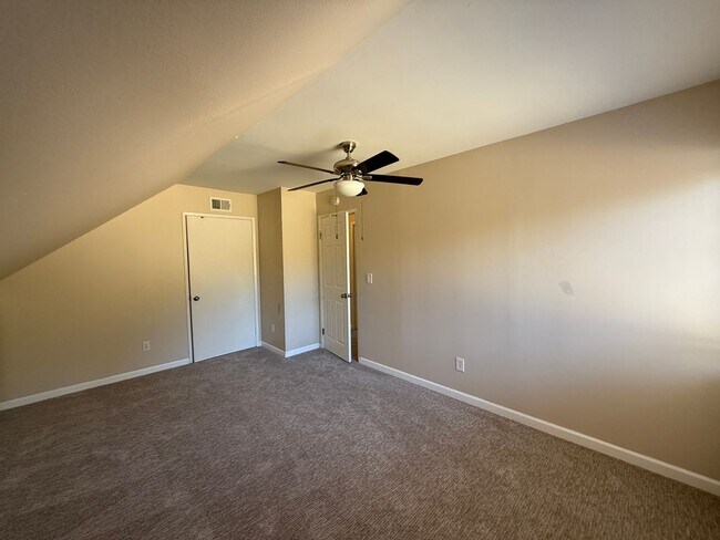Building Photo - 5 bed 2.5 bath on New Mills!