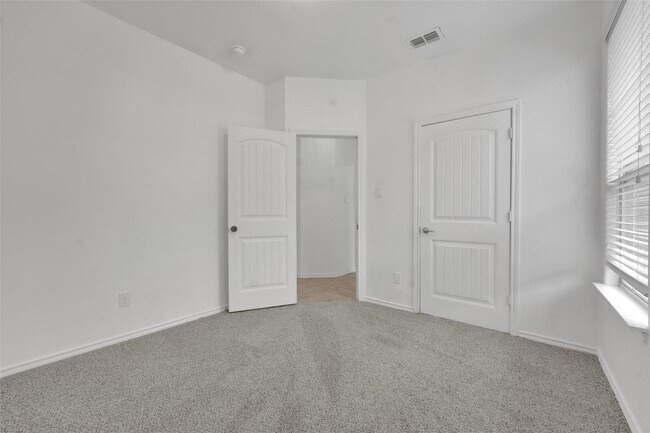 Building Photo - MOVE-IN SPECIAL! Enjoy $500 OFF your first full month’s rent when you move in on or before August...