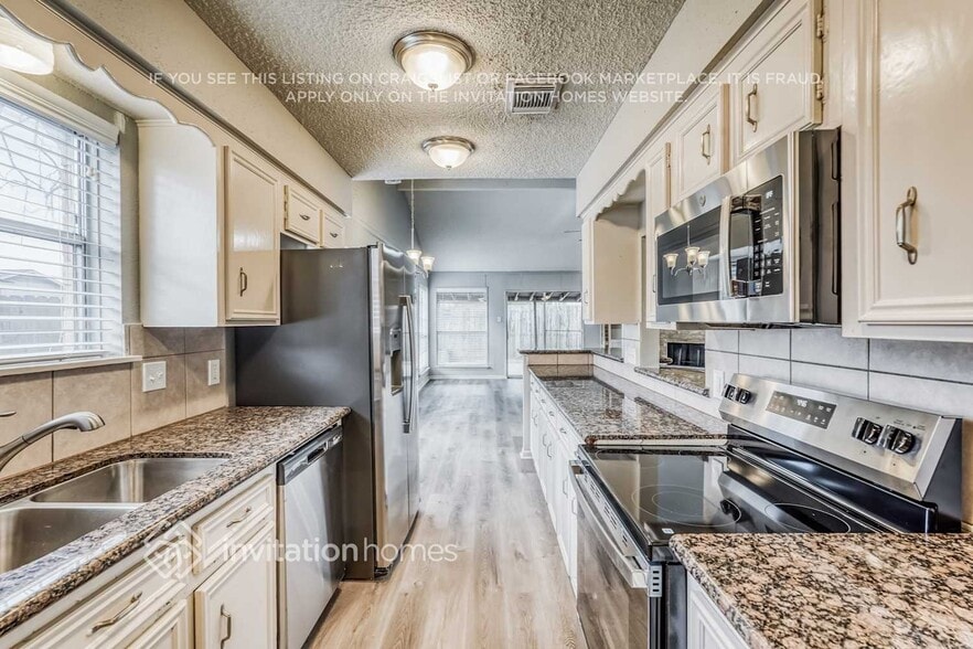 Building Photo - 2306 Cambridge Ct N