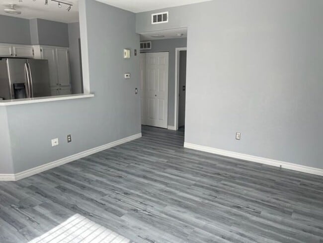 Building Photo - 2 Bedroom Condo in Silverado Ranch!