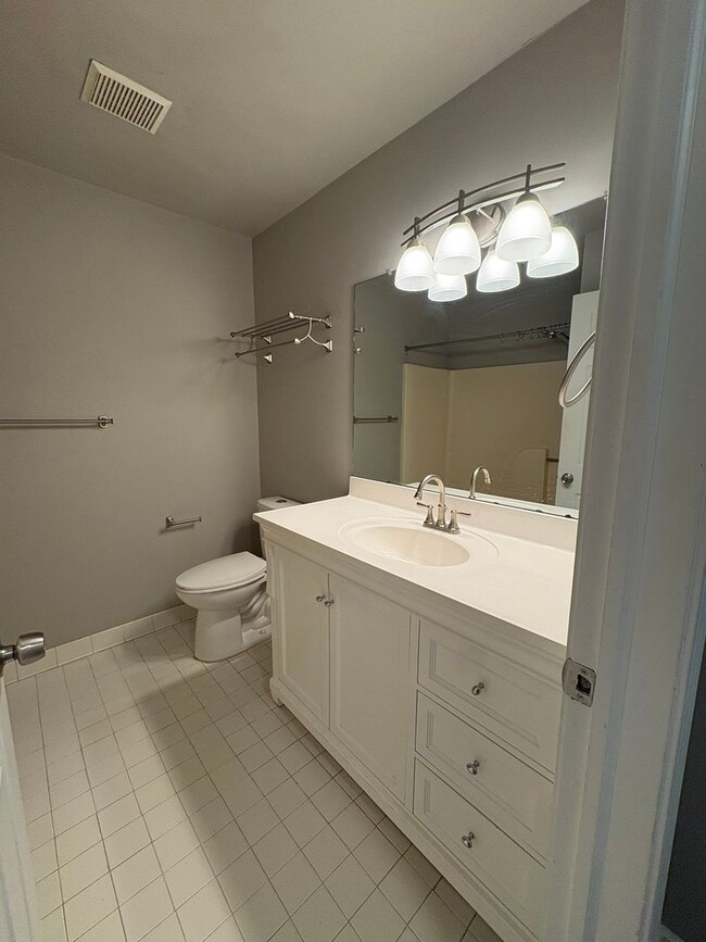 Building Photo - Beautifully Updated Townhouse – Prime Location!