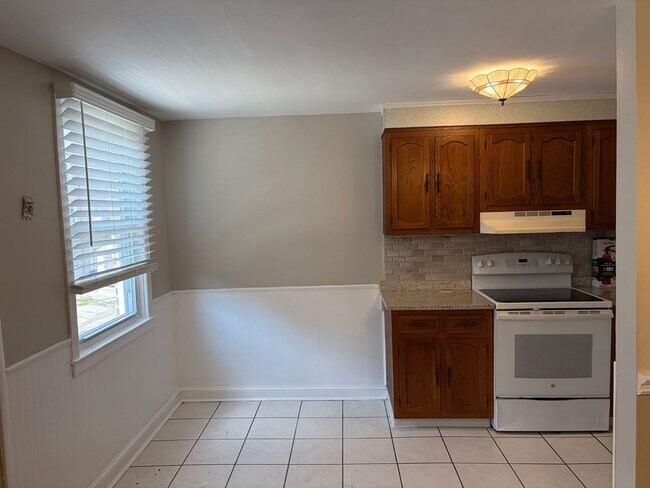 Building Photo - Well Maintained Brick Rowhome in Spring Mill Section of Clifton Heights Is Now Available for Lease