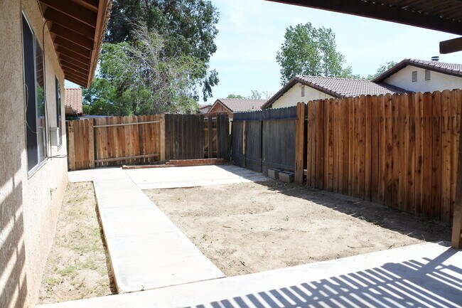 Building Photo - New Listing!