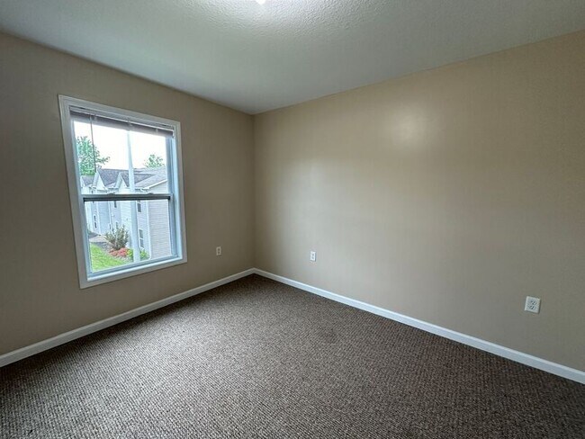 Building Photo - 10 Zell Ln