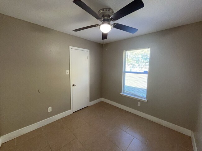 Building Photo - 709 Lisa Ln