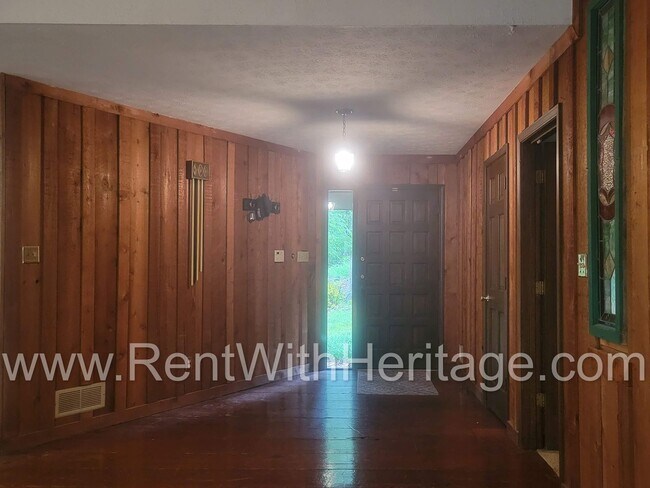 Building Photo - Charming Cabin Style Home on 1.3 Acres / F...