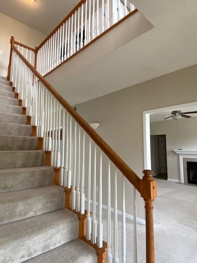 Building Photo - Three Bedroom Executive Home with 2.5 Bath...