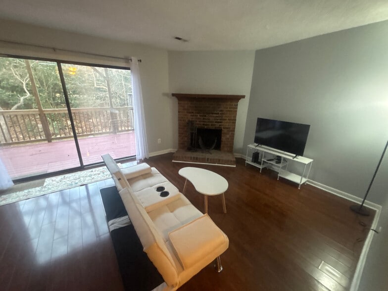 Building Photo - Room in Townhome on Sandy Creek Dr