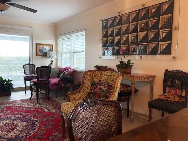 Building Photo - 160 Columbia Dr