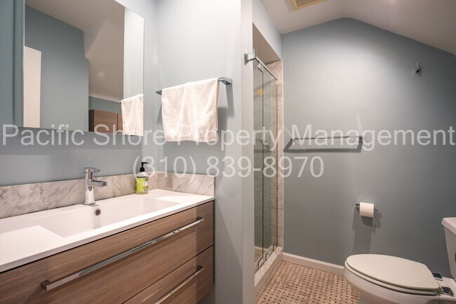 Building Photo - Updated 3-Bedroom First-Floor Condo in Prime Santa Monica Location