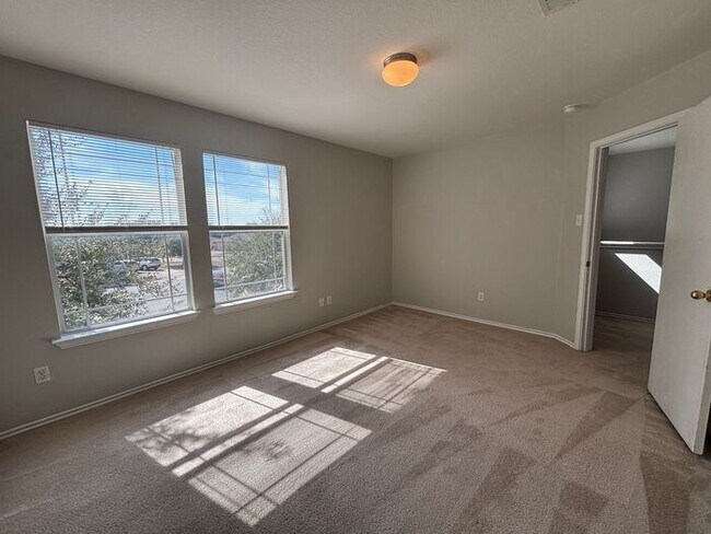 Building Photo - Spacious & Bright 4-Bedroom Home with Mode...