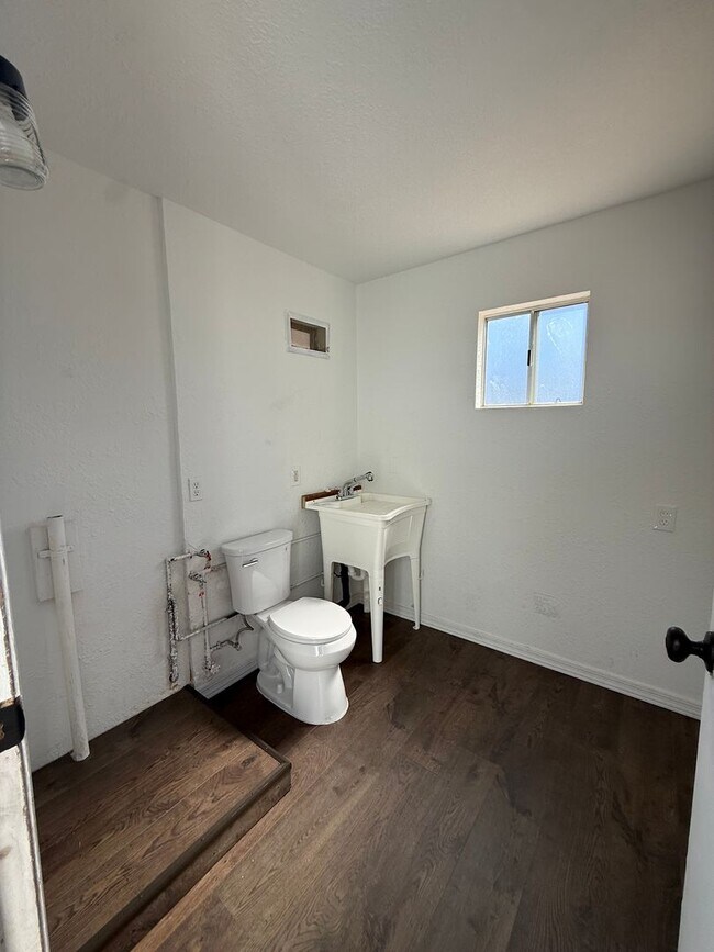 Building Photo - 3 Bedroom 1 Bathroom