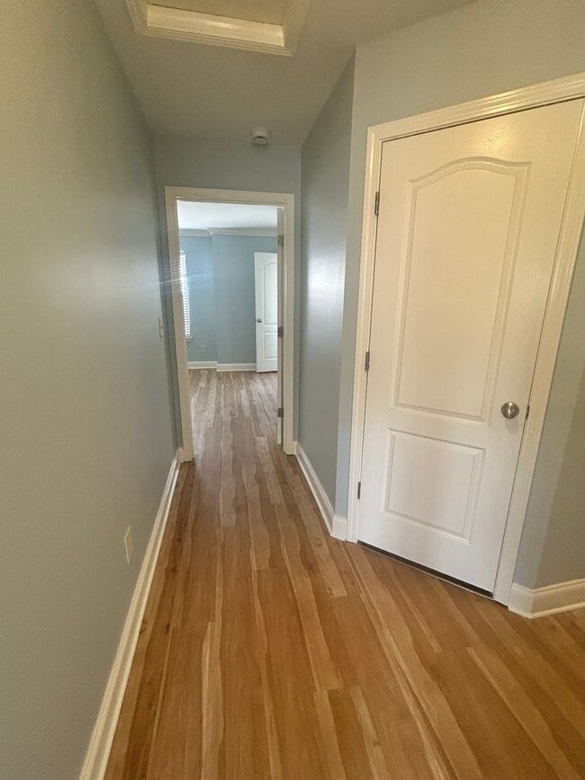 Building Photo - Two master suites - Super Location - Must See!