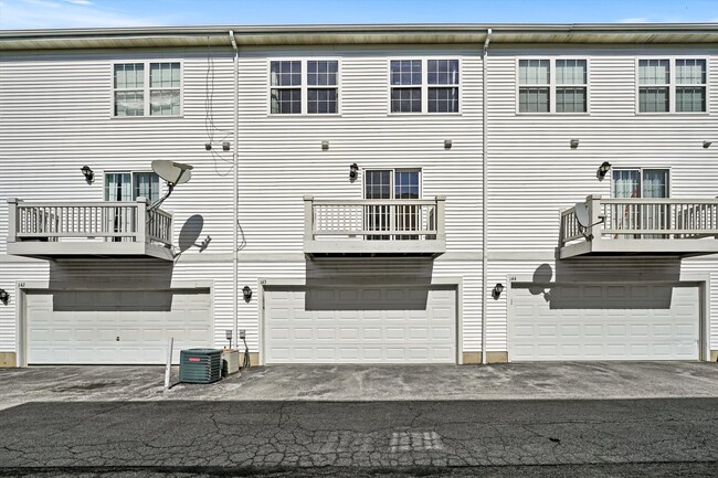 Building Photo - 3 Bed / 2.5 Bath Townhouse